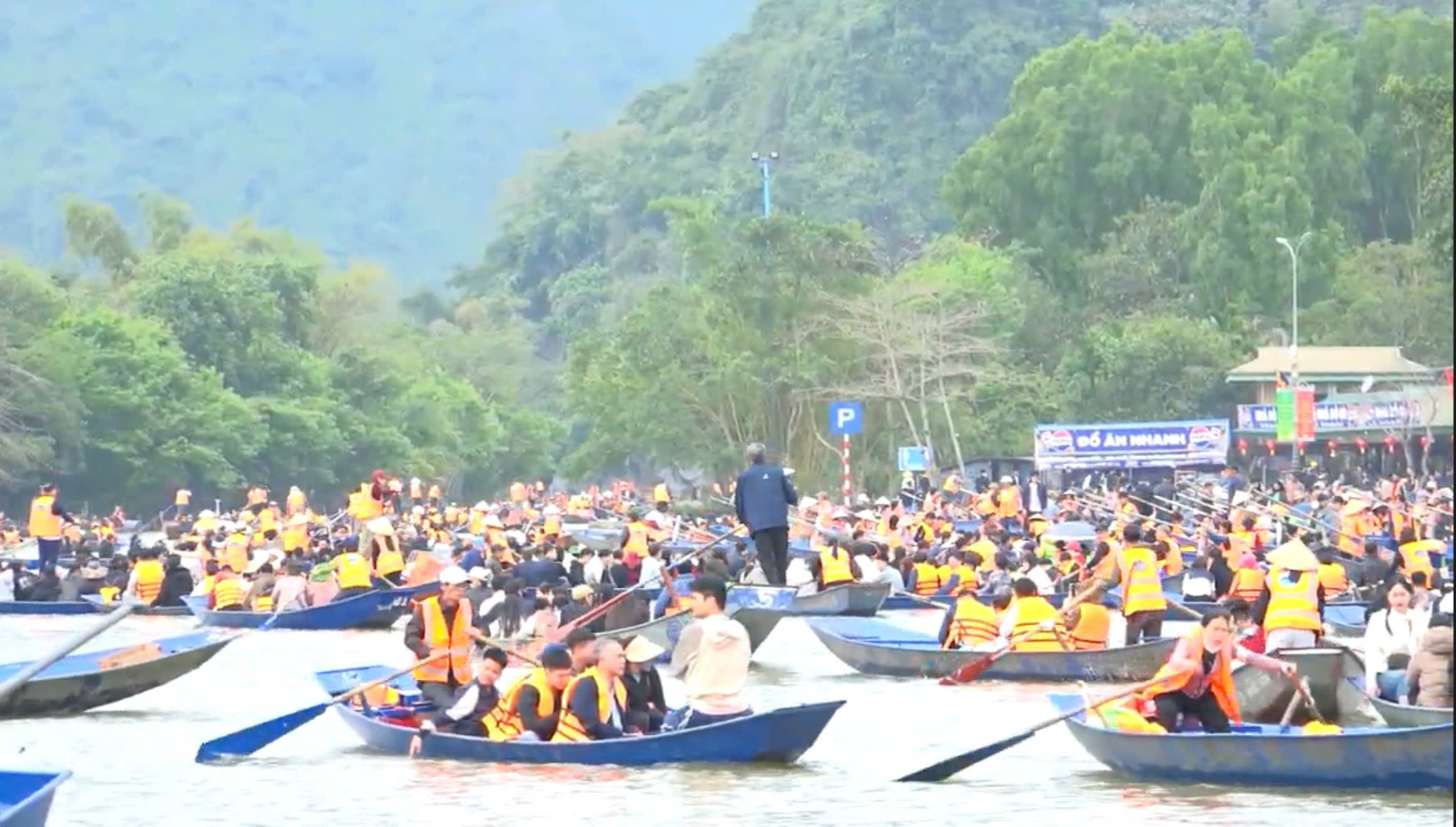 Xử phạt 2 lái đò bị tố “vòi tiền” khách tại Lễ hội du lịch chùa Hương