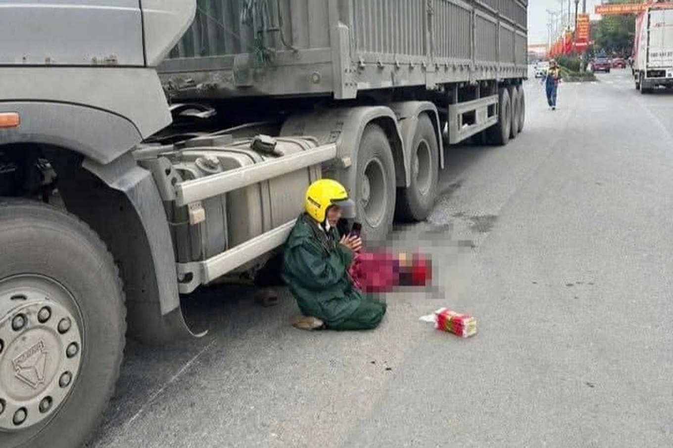 Nhói lòng hình ảnh chồng quỳ gối chắp tay cầu khấn cạnh thi thể vợ bị tai nạn