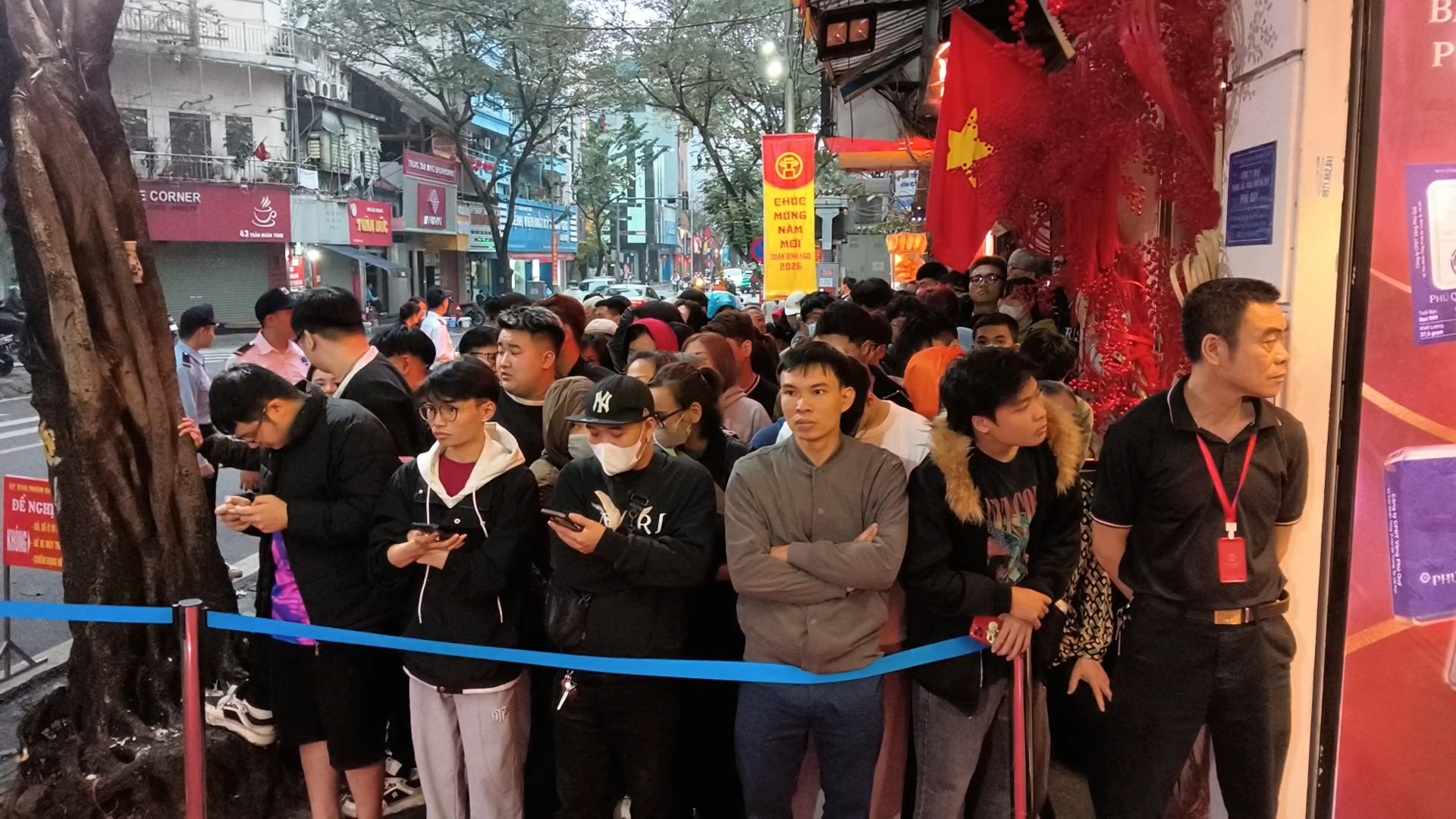 Đội mưa, xếp hàng từ 5 giờ sáng chờ mua vàng trong ngày vía Thần tài