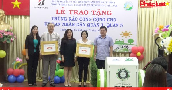 Trao tặng 100 thùng rác thông minh cho quận 1 và quận 5