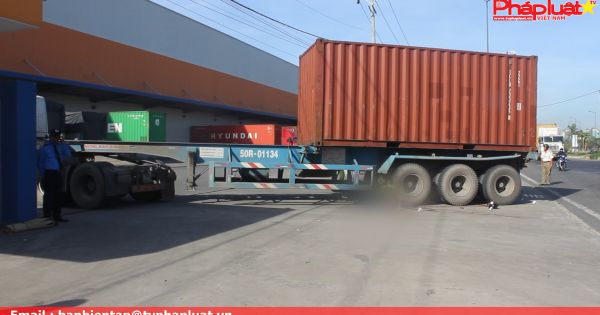 Xe container ôm cua cán chết người đi xe máy