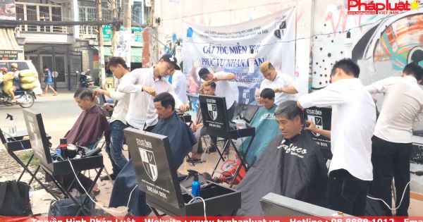 TPHCM: Người dân xếp hàng để vào “salon vỉa hè” cắt tóc miễn phí