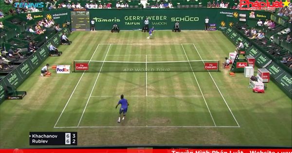 Federer hạ gục tay vợt chủ nhà để vào bán kết Halle Open