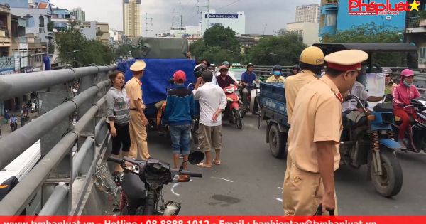 Va chạm liên hoàn cầu vượt Cây Gõ kẹt cứng