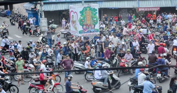 “Cô hồn sống” lao vào hứng “mưa tiền” gây náo loạn đường phố