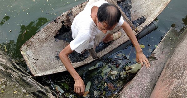 Bao cao su lại nổi trắng mặt hồ ở Hà Nội