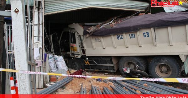 Xe ben mất thắng lao vào cửa hàng vật liệu xây dựng tông nát nhiều phương tiện, 3 người bị thương