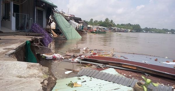 Cần Thơ: Sạt lở nhà đổ ầm xuống sông, dân tháo chạy tán loạn