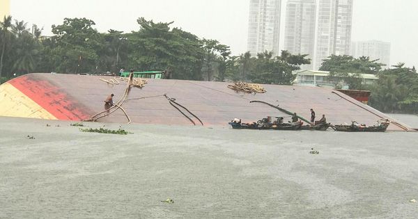 TPHCM: Tàu chở container và sà lan chở cát va nhau, 2 người mất tích