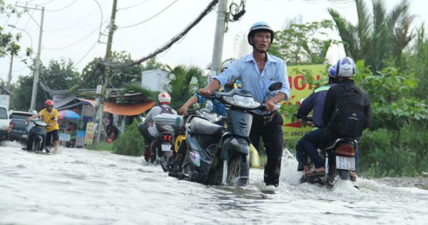 Người dân TP HCM chật vật trong những ngày triều cường