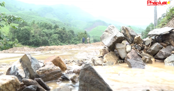 Cảnh báo nguy hiểm khi lưu thông qua khu vực xảy ra lở núi