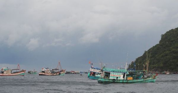 Sóng to gió lớn, cản trở cứu hộ tại Hòn Chuối, Cà Mau