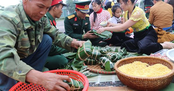 Gói bánh chưng xanh cùng người nghèo ăn Tết