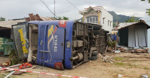 Lật xe khách ở Nha Trang, hàng chục người nhập viện