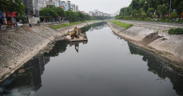 Nước sông Tô Lịch trở lại trạng thái bốc mùi và đen kịt