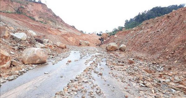 Kon Tum: Sạt lở nặng, ách tắc giao thông trên đường tránh đèo Văn Rơi