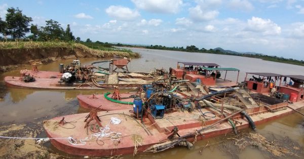 Đắk Nông: Bắt quả tang 4 tàu khai thác cát, gây sạt lở bờ sông Krông Nô