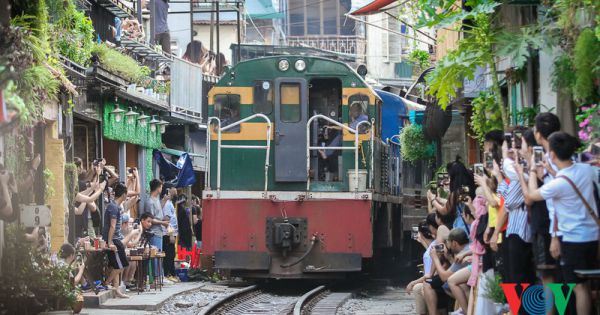 Tàu qua phố cà phê Phùng Hưng phải dừng khẩn cấp vì dân chạy không kịp