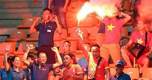 VFF lắp camera phòng pháo sáng ở trận Việt Nam vs Malaysia