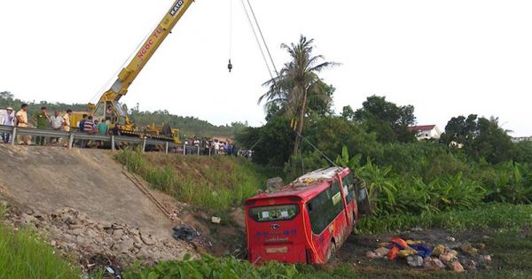 40 người thoát chết khi xe khách lao xuống ruộng