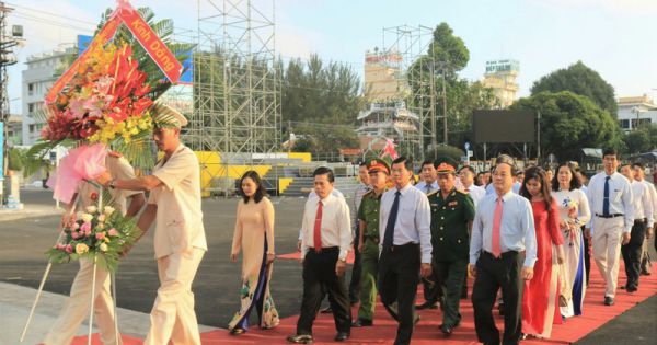 Lãnh đạo TP. Long Xuyên viếng tượng đài và Khu lưu niệm Bác Tôn