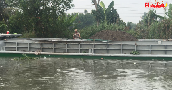 Bắt giữ hai sà lan khai thác cát trái phép trên biển Cần Giờ