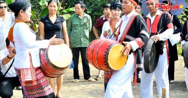 Múa trống đôi - nét văn hóa của người Chăm H’roi