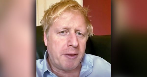 Thủ tướng Anh Boris Johnson đã có thể tự đi lại