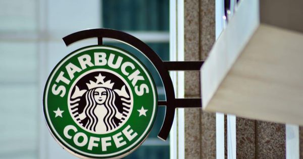 Đến lượt Starbucks tẩy chay Facebook