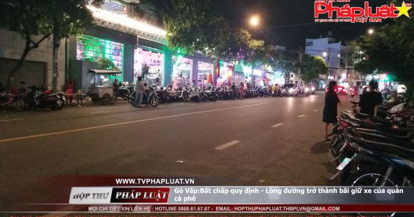 Bất chấp quy định pháp luật, lòng đường trở thành bãi giữ xe của quán cà phê