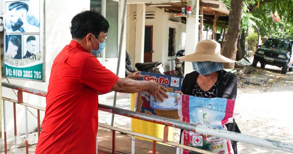 Bản tin Phòng chống Covid-19- Quảng Ngãi: Hỗ trợ mì tôm, khẩu trang y tế cho khu dân bị cách ly