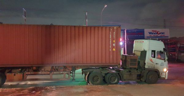 Xe đầu kéo container cán chết người rồi bỏ chạy trong đêm