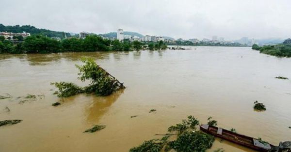 Nước sông Hồng dâng cao khuyến cáo tàu thuyền dừng hoạt động một số đoạn