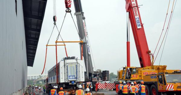 Đoàn tàu metro Bến Thành-Suối Tiên được bốc dỡ xuống depot Long Bình để lắp vào ray