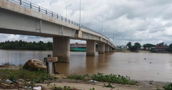 Cầu 78 tỷ tại Tiền Giang vừa khánh thành đã bong tróc, đầy ổ gà