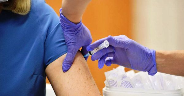 Nga yêu cầu người dân không uống rượu 2 tháng sau tiêm vaccine COVID-19