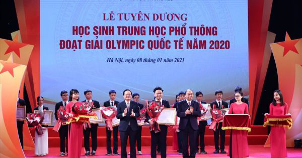 12 thí sinh giành huy chương Olympic quốc tế nhận Huân chương Lao động