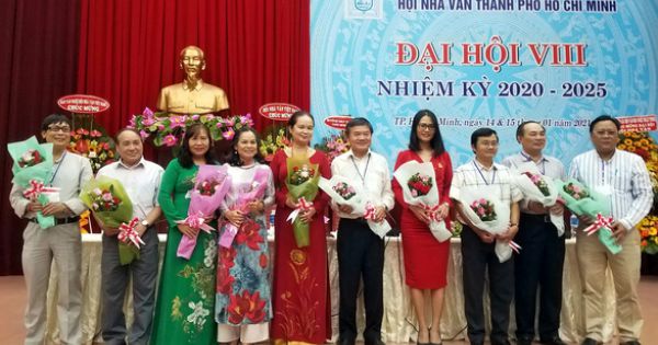 Hội Nhà văn TP.HCM lần đầu có nữ chủ tịch, nhà thơ Phạm Sỹ Sáu rút khỏi ban chấp hành