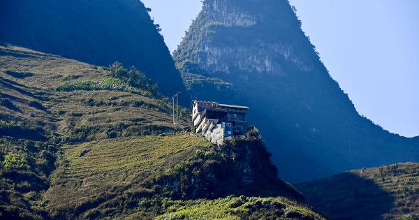 “Cải tạo” xong còn bề thế hơn, công trình Mã Pì Lèng Panorama tiếp tục dỡ mái, hạ chiều cao