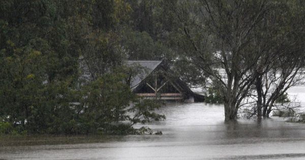 Australia sơ tán hàng chục nghìn dân do lũ kỷ lục