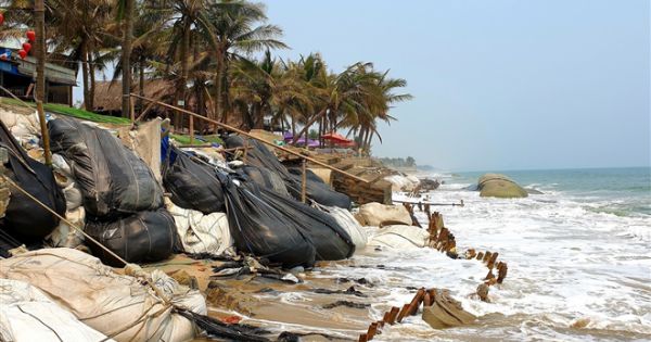 Sóng 'xé toạc' 1,8 km bờ biển Hội An, quật sập nhà hàng của dân