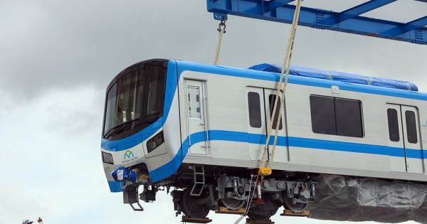 Hai đoàn tàu metro số 1 về đến TP.HCM