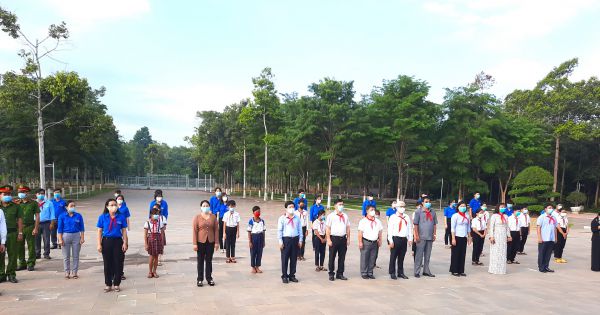 Kỷ niệm sinh nhật Đội, hàng trăm học sinh Bình Phước có hoàn cảnh khó khăn được “tiếp sức”