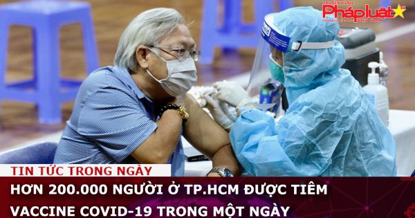 TP HCM: Hơn 200.000 người được tiêm vaccine Covid-19 trong một ngày