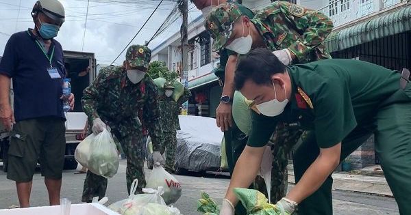 Bộ Quốc phòng hỗ trợ lương thực và nhu yếu phẩm cho người dân TP.HCM