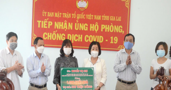 Tặng 1.200 phần quà cho các hộ khó khăn ở TP Pleiku, tỉnh Gia Lai