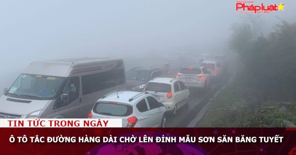 Ô tô tắc đường hàng dài chờ lên đỉnh Mẫu Sơn săn băng tuyết