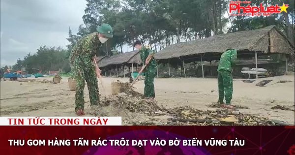 Thu gom hàng tấn rác trôi dạt vào bờ biển Vũng Tàu