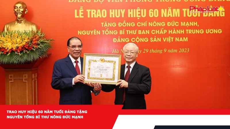 Trao Huy hiệu 60 năm tuổi Đảng tặng nguyên Tổng Bí thư Nông Đức Mạnh