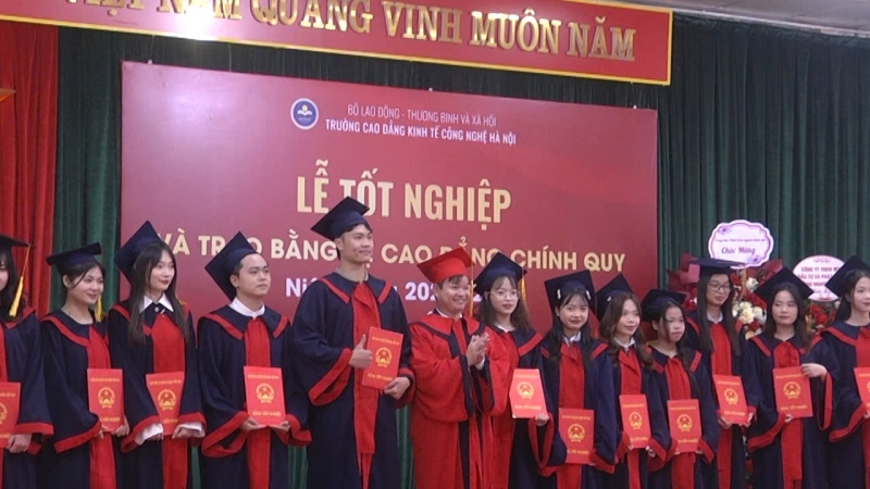 Trường CĐ Kinh tế Công nghệ Hà Nội tổ chức Lễ Tốt nghiệp và trao bằng cho 238 tân cử nhân